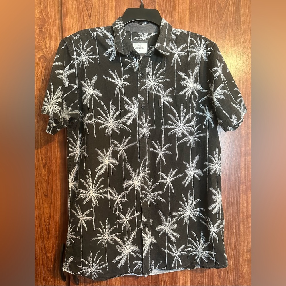 RIP CURL Men's MEDIUM Black Tropical Print Short Sleeve Shirt Button Up Down